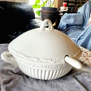 Mikasa ITALIAN COUNTRYSIDE Soup Tureen with lid and laddle.